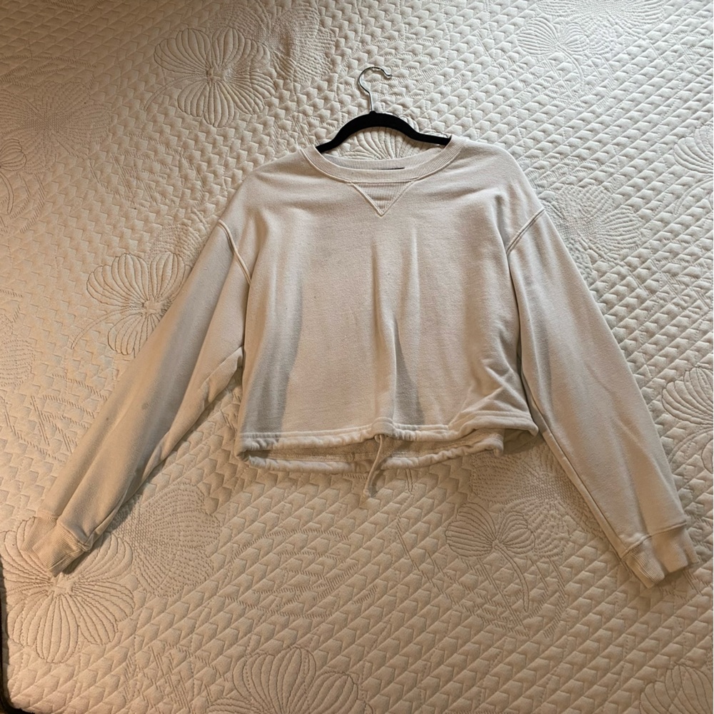 Cropped long sleeve with tie a the bottom